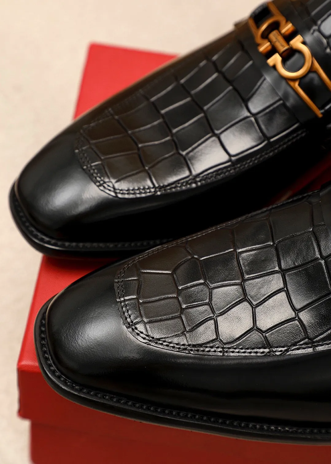 Men's shoes 💰480💰 Product trademark: Ferragamo "Ferragamo" casual leather shoes Regular size: 38-44 (45🉑️customized) Product materials: Selected imported first-layer open-edge beaded calfskin embossed upper + original hardware buckle, imported water-dyed cowhide leather lining. Strong three-dimensional visual effect, combined outsole Color: 2⃣️colors available